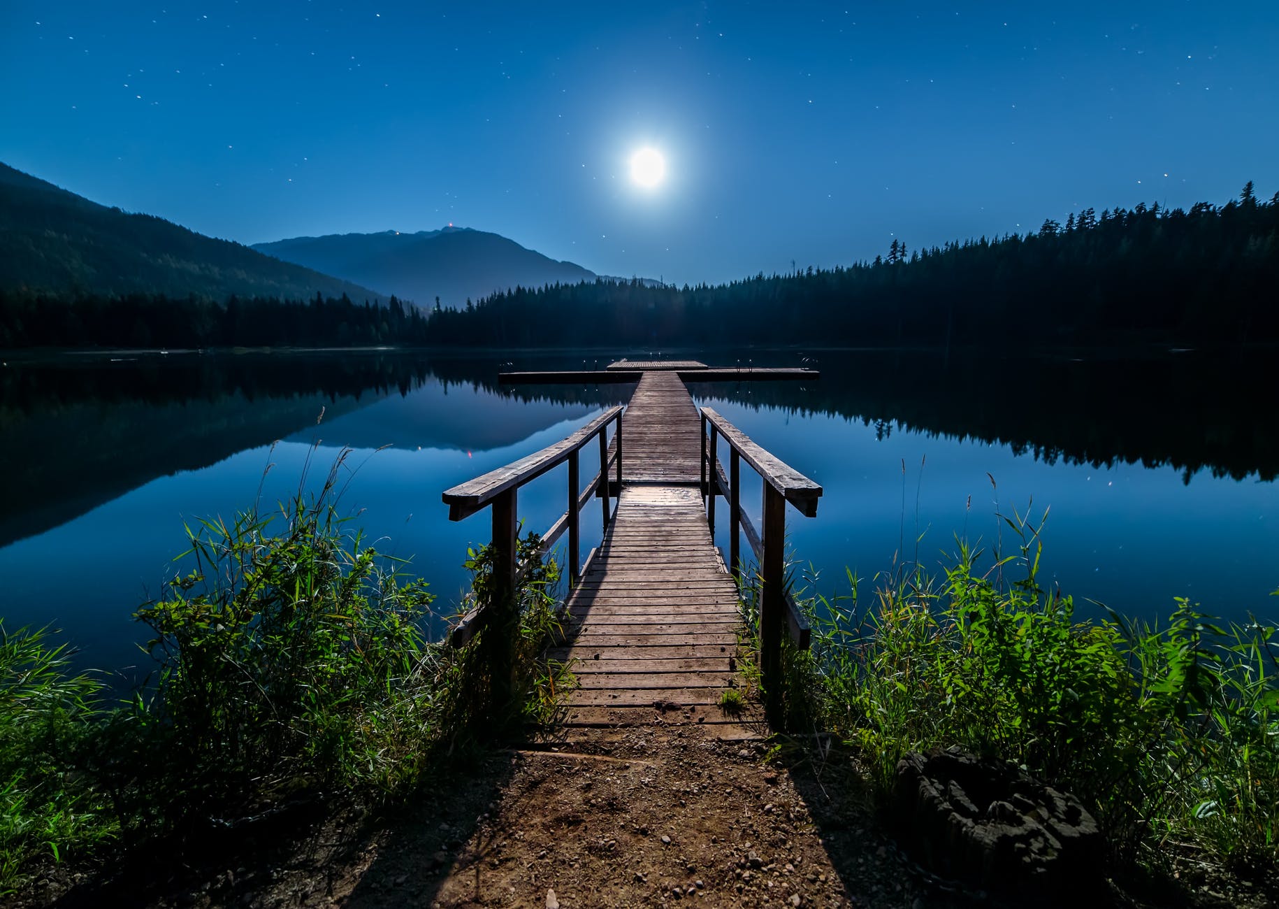 Moonlight shining on the lake. Calm music to sleep.